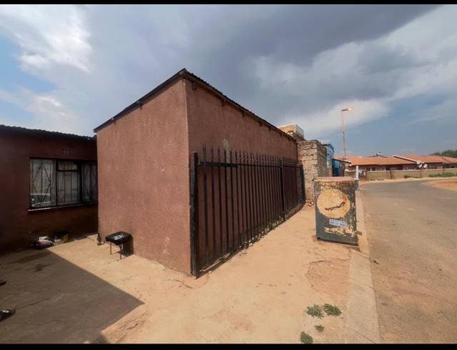 8 BEDROOM HOUSE FOR SALE IN TEMBISA CENTRAL